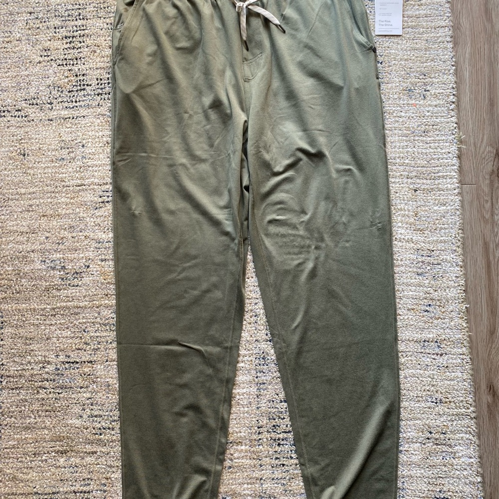 Vuori Men's Sage Green Joggers. Ponto Performance Pant
Dark Metal Heather